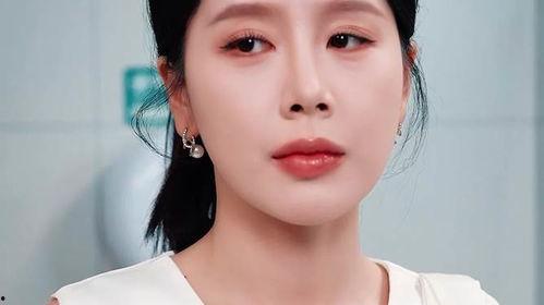 离婚后独美夫人她飒爆全场,惊艳全场，成为焦点人物！